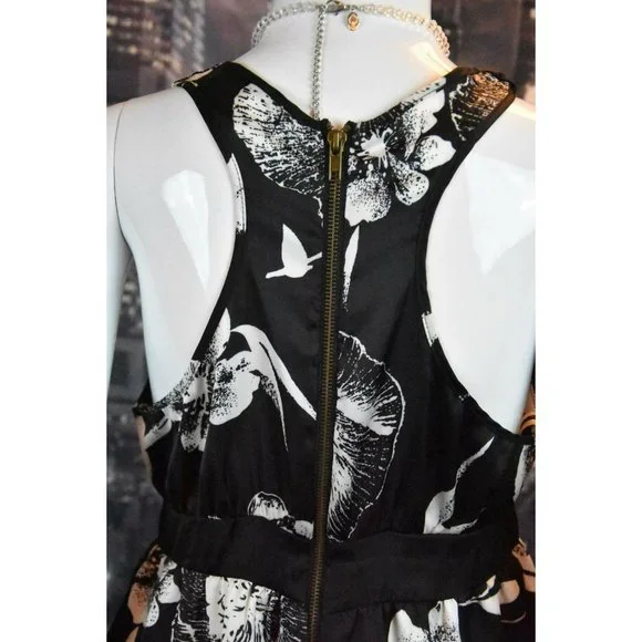 Charlotte Russe size M Sleeveless Racer Back Black and White Floral Print Top - Picture 7 of 7